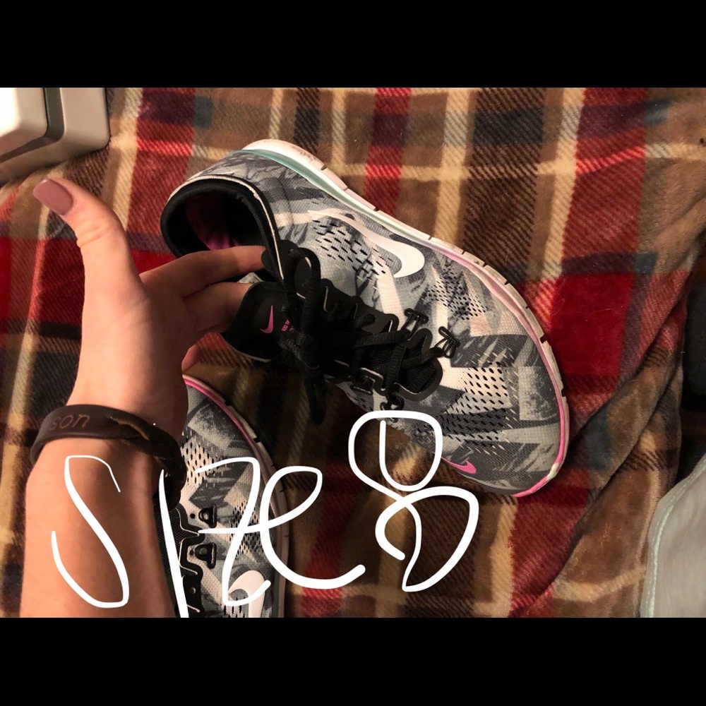Size 8 Nike tennis shoes
